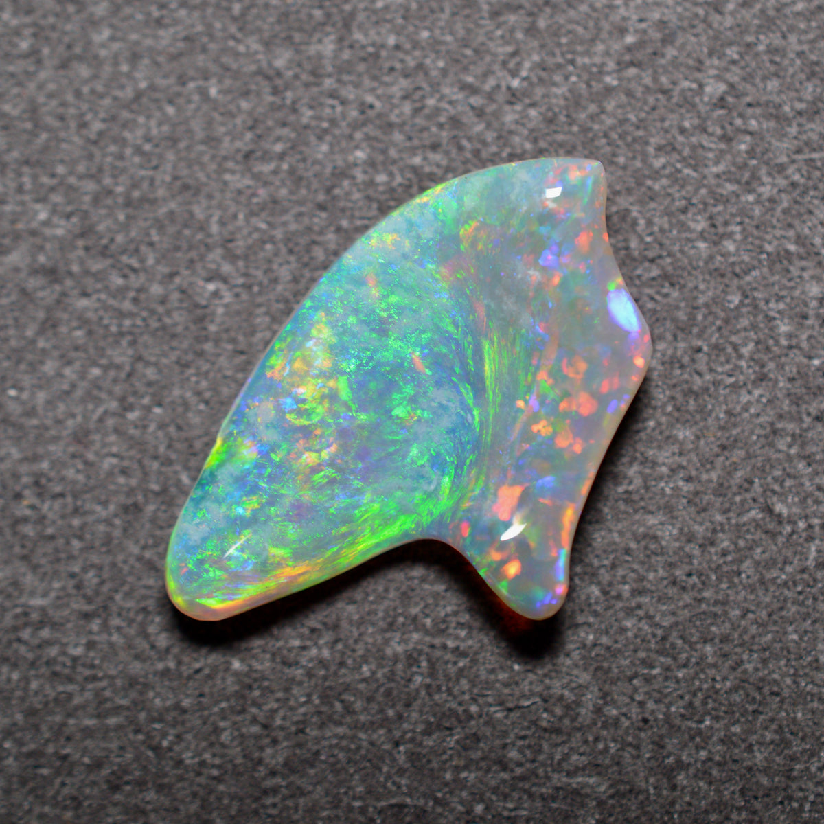 2.40ct 2-Toned High Grade Shell Crystal Carving