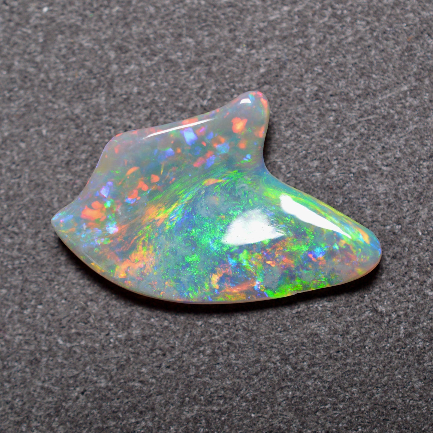 2.40ct 2-Toned High Grade Shell Crystal Carving