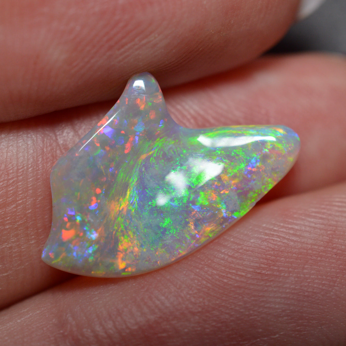 2.40ct 2-Toned High Grade Shell Crystal Carving